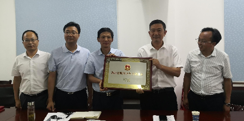 “湖北省脫貧攻堅(jiān)先進(jìn)集體”在四季花海授牌